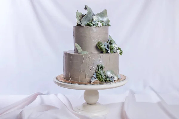 Bolo de casamento decorado com pedra e musgo e flores da floresta — Fotografia de Stock