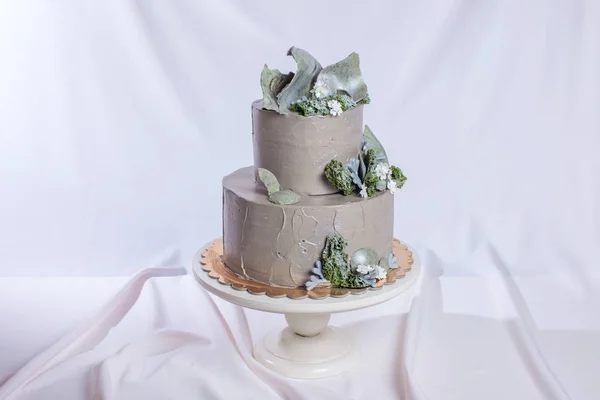 Düğün pastası taş ve yosun ve orman çiçeklerle süslenmiş — Stok fotoğraf