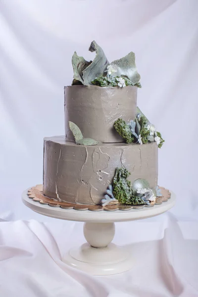 Γαμήλια τούρτα διακοσμημένη με πέτρα και βρύα και δάσος λουλούδια — Φωτογραφία Αρχείου