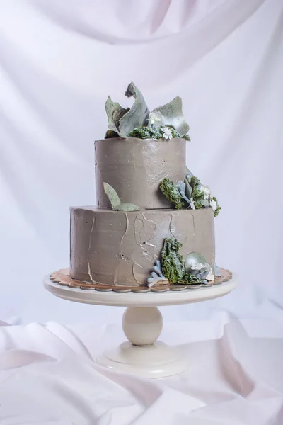 Pastel de boda decorado con piedra y musgo y flores del bosque — Foto de Stock