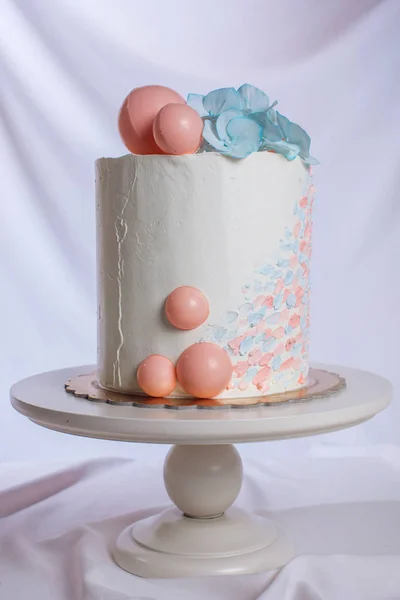 Pastel de boda estilo pastel con flores azules y bolas naranjas —  Fotos de Stock