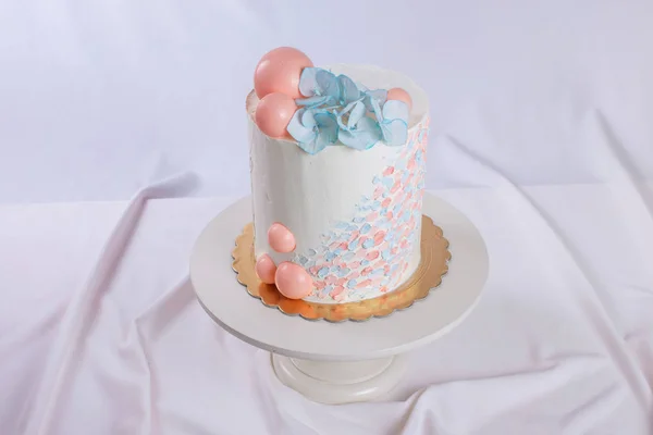 Estilo pastel bolo de casamento com flores azuis e bolas de laranja — Fotografia de Stock