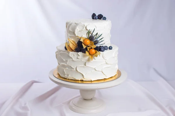 Tvådelad vit grädde tårta dekorerad med bär — Stockfoto
