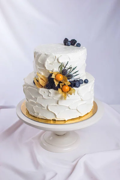 Zweistufige weiße Sahnetorte mit Beeren dekoriert — Stockfoto