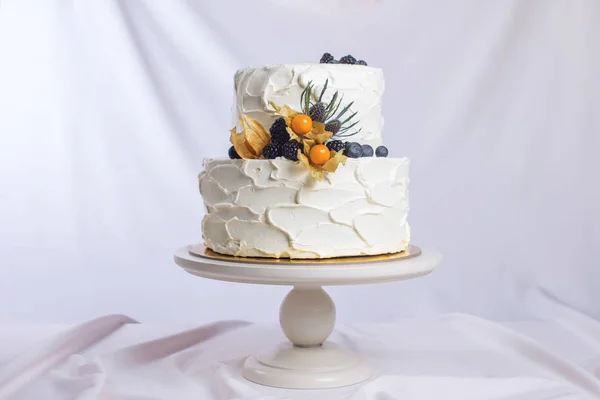 果実で飾られた 2 段ホワイト クリームのケーキ — ストック写真