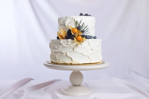 Bolo de creme branco de duas camadas decorado com bagas — Fotografia de Stock