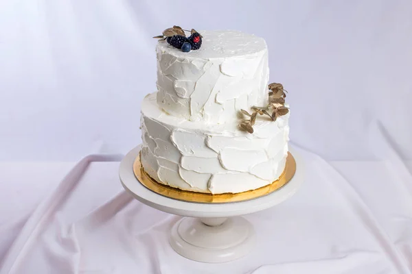 Bir şube altın yapraklarla süslenmiş beyaz kremalı pasta — Stok fotoğraf