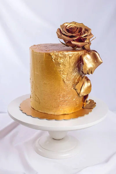Γαμήλια τούρτα διακόσμηση χρυσό, πράσινο ντεγκραντέ με χέρι λουλούδια — Φωτογραφία Αρχείου