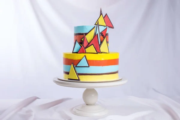 Красивий весільний торт, прикрашений яскраво-кольоровими мозаїками — стокове фото
