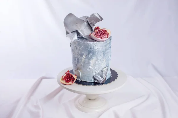 Wedding cake decorated in loft style, decorated with metal plates — Stock Photo, Image