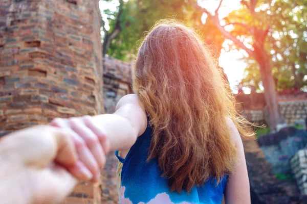 Mulher com cabelo bonito descobrindo selva segurando a mão do namorado . — Fotografia de Stock