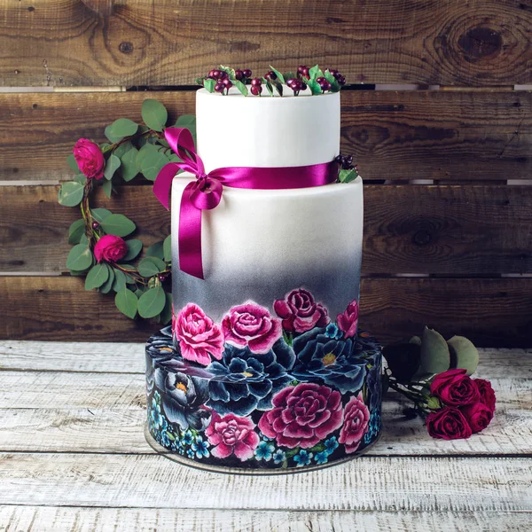 Bröllopstårta ornamenterad i rustik stil blå och lila rosor — Stockfoto