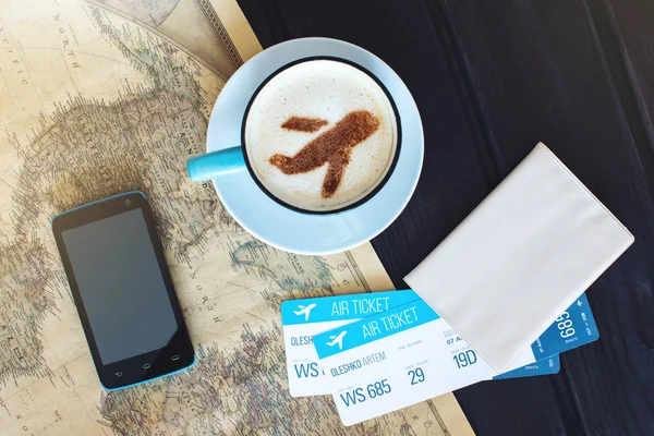 Чашка кофе с самолетом корицы на пены — стоковое фото