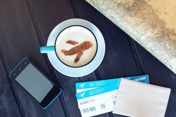 Φλιτζάνι καφέ με το αεροπλάνο του κανέλα στον αφρό — Φωτογραφία Αρχείου