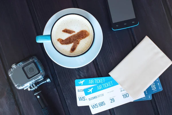 Šálek kávy s letadlem skořice na pěnu — Stock fotografie