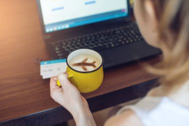 Rezerve veya dizüstü bilgisayar, online bilet satın almak için kadın