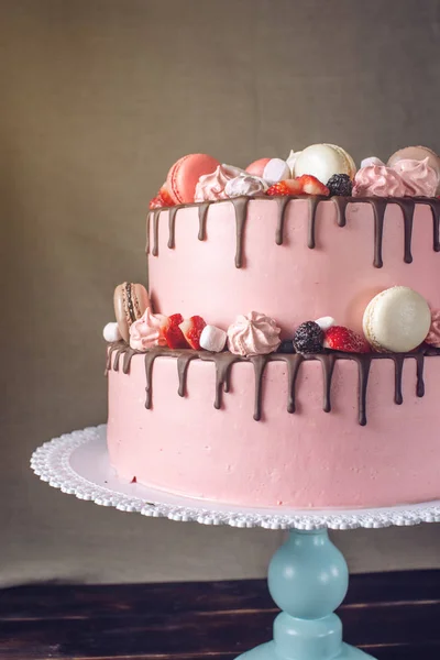 乡村与浆果、 棉花糖和杏仁饼顶上的粉色蛋糕. — 图库照片