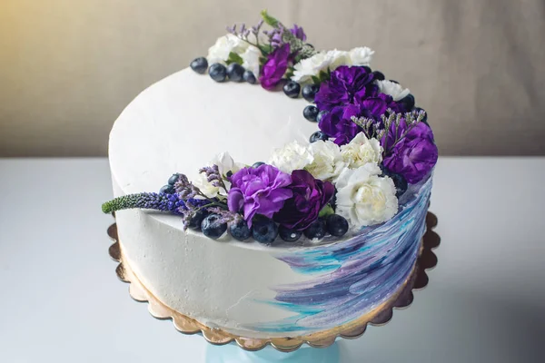 Barevné svatební dort s borůvkami a krásné fialové květy — Stock fotografie
