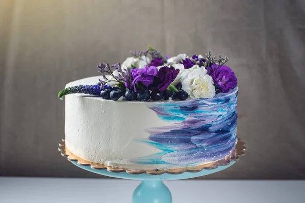 Pastel de boda colorido con hermosas flores púrpura y arándanos —  Fotos de Stock