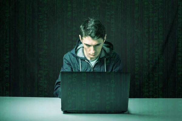 Hacker al buio rompe l'accesso per rubare informazioni — Foto Stock