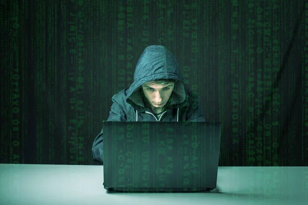 Hacker im Dunkeln knackt Zugang zu Informationen — Stockfoto