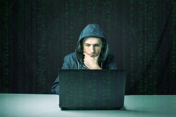Хакер в темноте нарушает доступ к краже информации — стоковое фото