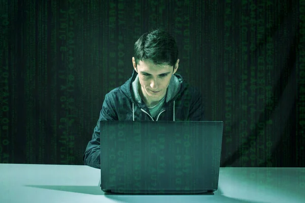 Hacker dalam gelap istirahat akses untuk mencuri informasi — Stok Foto