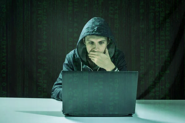 Hacker im Dunkeln knackt Zugang zu Informationen — Stockfoto