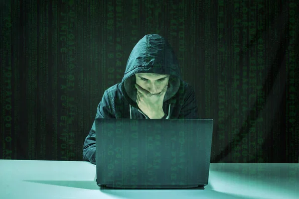 Hacker im Dunkeln knackt Zugang zu Informationen — Stockfoto