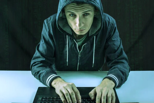 黑客在黑暗中的打破窃取信息的访问 — 图库照片