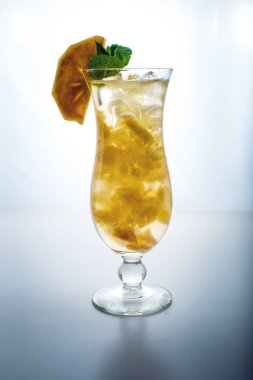 Meyve limonata bir cam kasırgaya Trabzon hurması ve nane ile