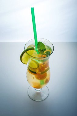 Meyve limonata kasırgaya turuncu nane ve limon ile