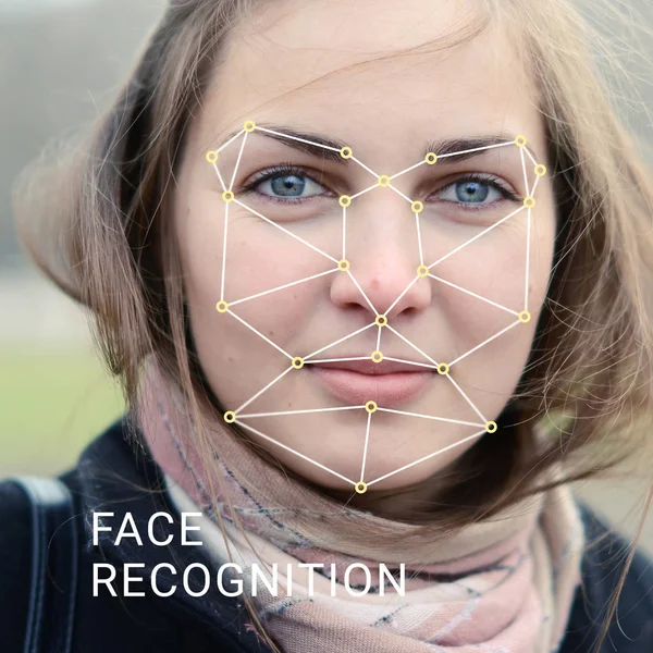 Pengakuan wajah perempuan. Verifikasi dan identifikasi biometrik Stok Foto Bebas Royalti