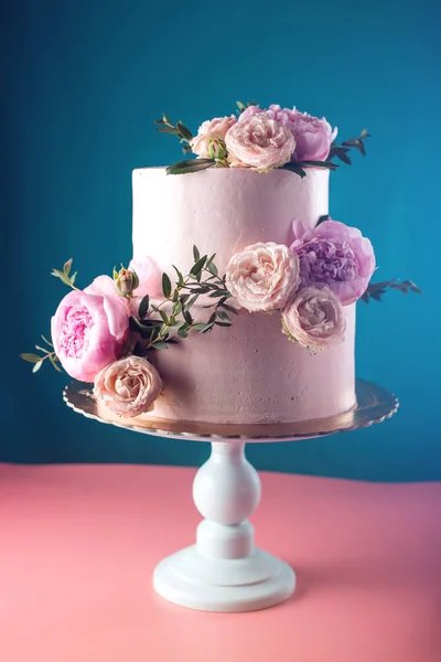 Rosa grädde bröllopstårta dekorerad med färska rosor — Stockfoto
