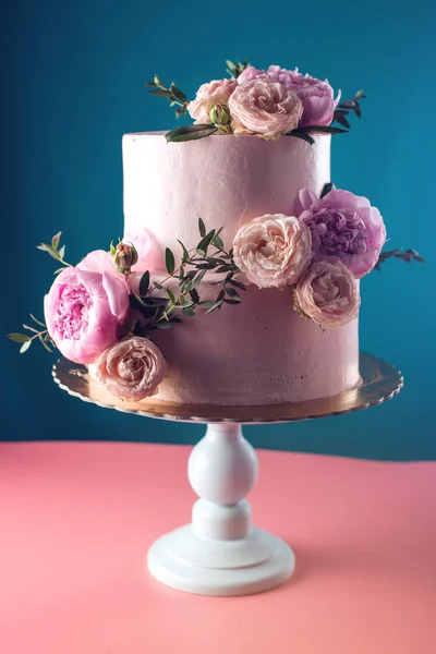 Roze crème bruidstaart gedecoreerd met verse rozen — Stockfoto