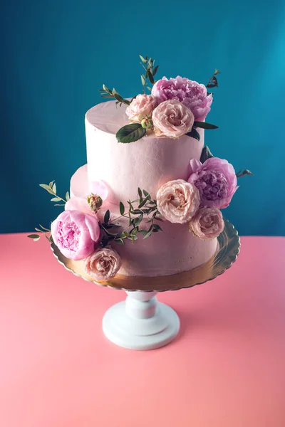 Bolo de casamento creme rosa decorado com rosas frescas — Fotografia de Stock