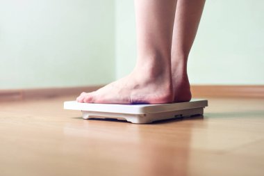 Kadın ayaklar üzerinde kilo kontrolü için mekanik teraziler