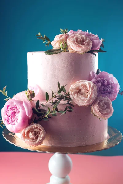 Bolo de casamento creme rosa decorado com rosas frescas — Fotografia de Stock