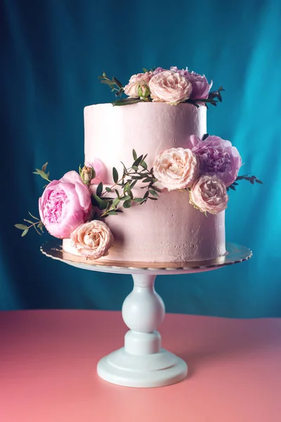 Pastel de boda de crema rosa decorado con rosas frescas —  Fotos de Stock