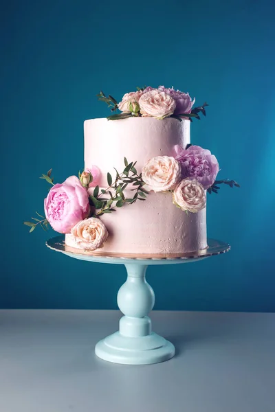 Pastel de boda de crema rosa decorado con rosas frescas —  Fotos de Stock