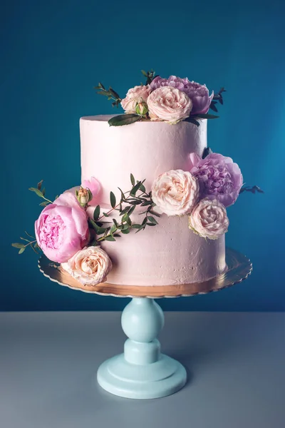 Rosa cremefarbene Hochzeitstorte mit frischen Rosen — Stockfoto