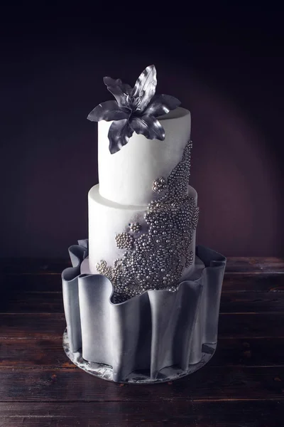 Pastel de boda grande decorado con perlas y flor de plata —  Fotos de Stock