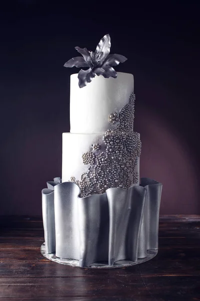 Grande bolo de casamento decorado com contas e flor de prata — Fotografia de Stock