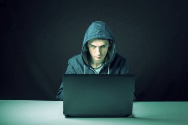 hacker karanlıkta bilgi çalmak için erişim tatili