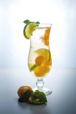 Meyve limonata kasırgaya turuncu nane ve limon ile