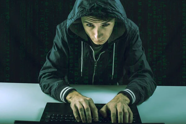Hacker im Dunkeln knackt Zugang zu Informationen — Stockfoto