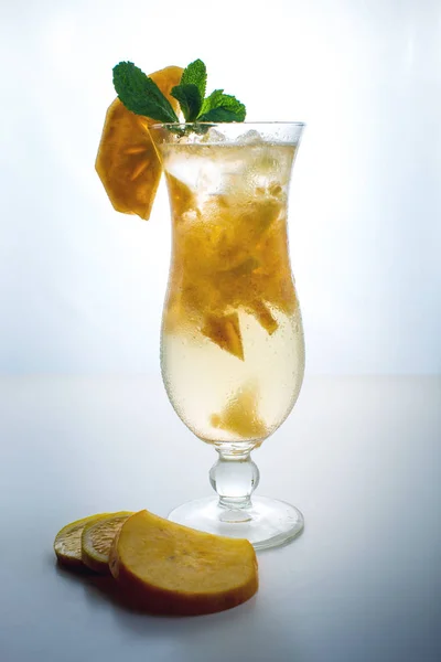 Limonada de frutas en un huracán de cristal con caqui y menta — Foto de Stock