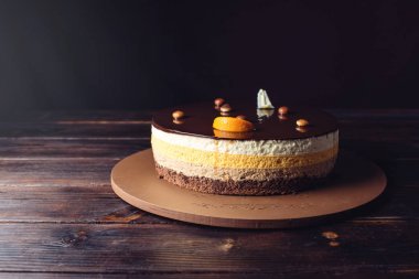 Katmanlar hassas sufle, ev yapımı tatlı turuncu çikolatalı kek