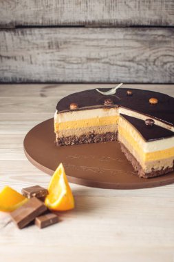 Katmanlar hassas sufle, ev yapımı tatlı turuncu çikolatalı kek