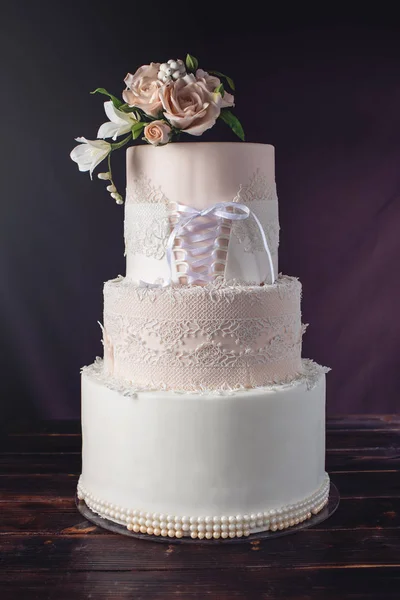 婚礼蛋糕像衣服用玫瑰的胸衣的丝带 — 图库照片